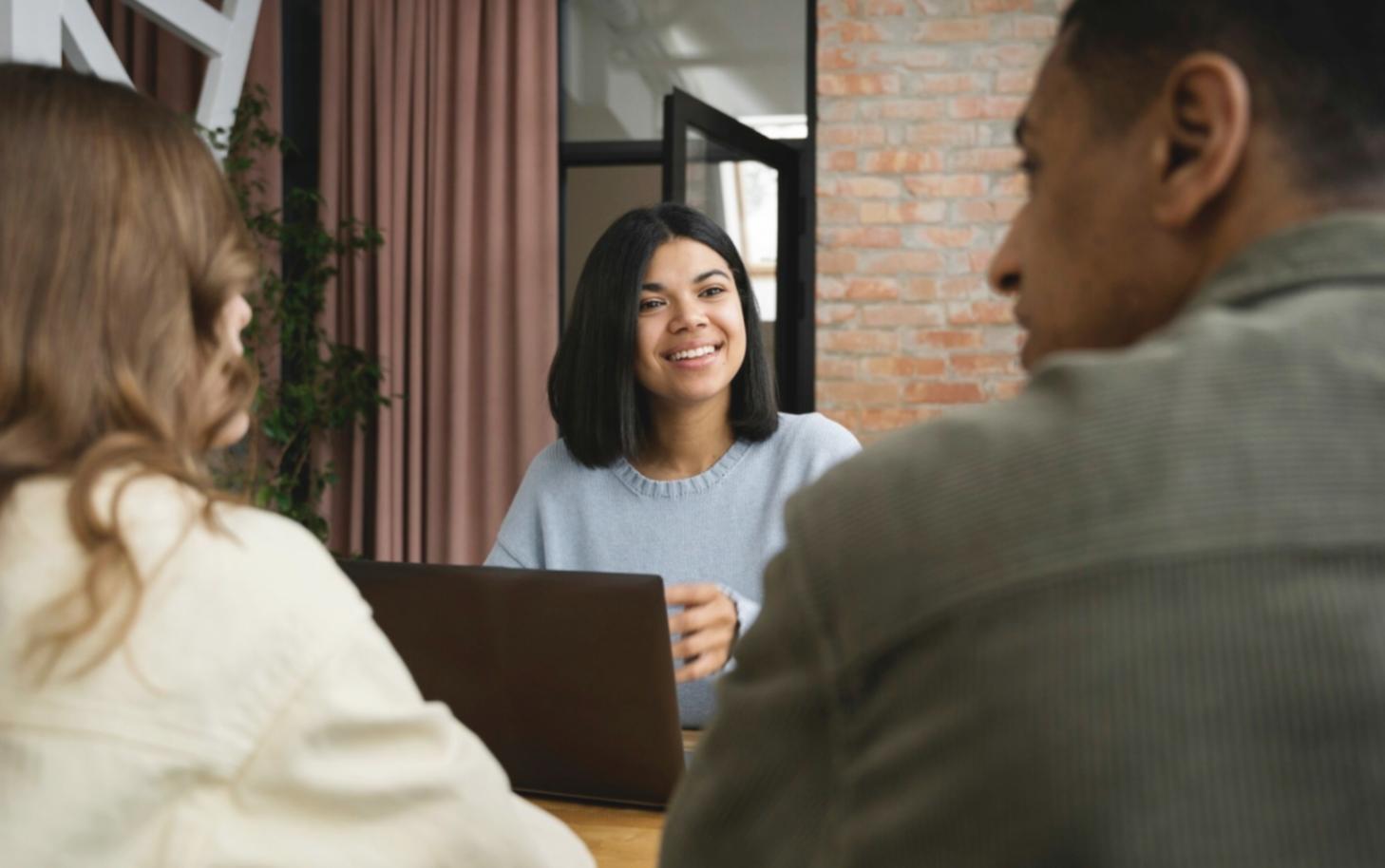 Equipo de trabajo colaborativo analizando resultados financieros exitosos